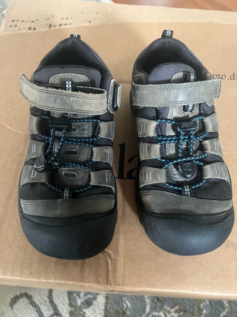 Kids Keen Casual Outdoor shoes in Gray and Black youth sz 2
